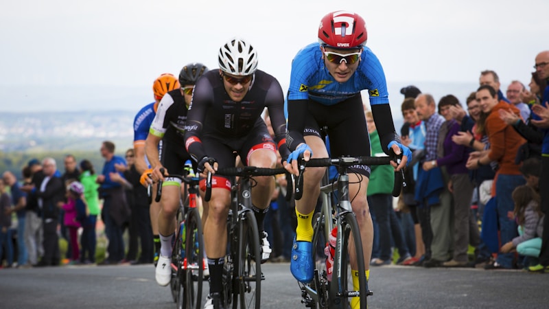 体育赛事直播多机位切换控制室与流媒体服务器机房内部