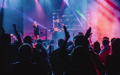 在线体育球迷社区互动广场，球迷热烈讨论赛事场景